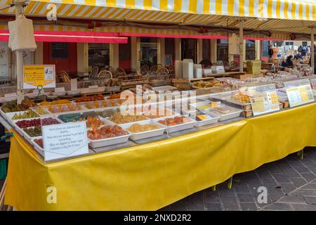 Nizza, Frankreich - 31. Januar 2018: Traditionelle kandierte Fruchtsüßen auf dem Saleya Market. Stockfoto