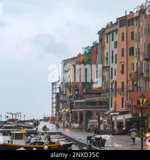 Porto Venere, Italien - 1. Februar 2018: Farbenfrohe Häuser am Ufer von Porto Venere am kalten Wintertag. Stockfoto