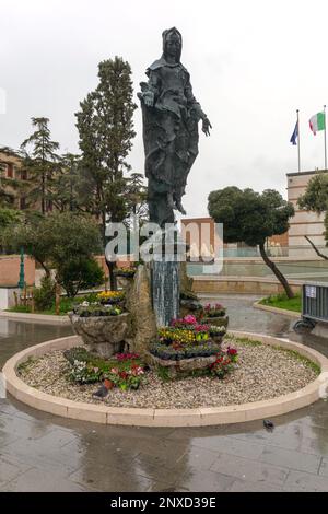 Vence, Italien - 3. Februar 2018: Statue des Denkmals der unbefleckten Jungfrau Maria vor dem Bahnhof, regnerischer Wintertag. Stockfoto