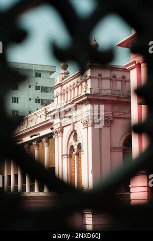 Das größte denkmalgeschützte Gebäude in Dhaka, Bangladesch, ist bekannt als „Ahsan Manzil“ Stockfoto