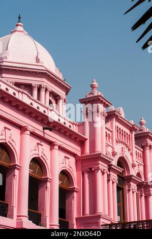 Das größte denkmalgeschützte Gebäude in Dhaka, Bangladesch, ist bekannt als „Ahsan Manzil“ Stockfoto