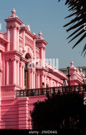 Das größte denkmalgeschützte Gebäude in Dhaka, Bangladesch, ist bekannt als „Ahsan Manzil“ Stockfoto