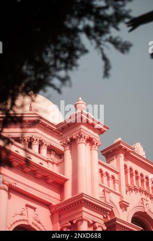 Das größte denkmalgeschützte Gebäude in Dhaka, Bangladesch, ist bekannt als „Ahsan Manzil“ Stockfoto