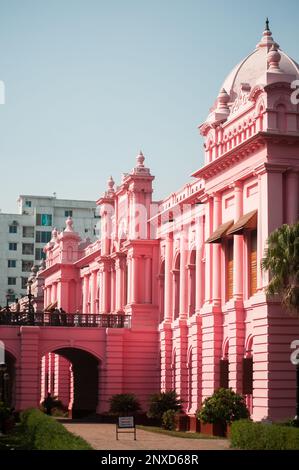 Das größte denkmalgeschützte Gebäude in Dhaka, Bangladesch, ist bekannt als „Ahsan Manzil“ Stockfoto