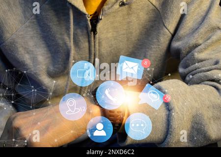 Konzept eines Geschäftsmanns, der Smartwatch-Technologie zur Kommunikation und Geschäftstätigkeit nutzt Stockfoto