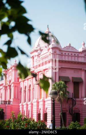 Das größte denkmalgeschützte Gebäude in Dhaka, Bangladesch, ist bekannt als „Ahsan Manzil“ Stockfoto