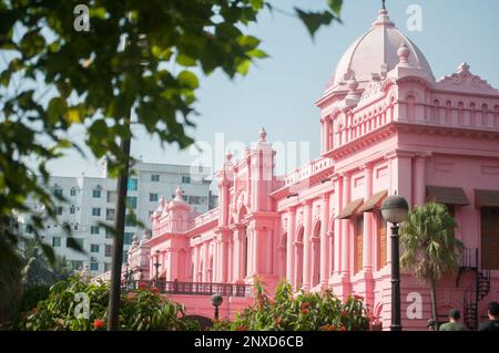 Das größte denkmalgeschützte Gebäude in Dhaka, Bangladesch, ist bekannt als „Ahsan Manzil“ Stockfoto