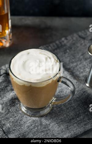 Erfrischender Irish Coffee Cocktail mit Schlagsahne Stockfoto