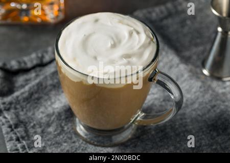 Erfrischender Irish Coffee Cocktail mit Schlagsahne Stockfoto