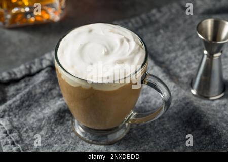 Erfrischender Irish Coffee Cocktail mit Schlagsahne Stockfoto