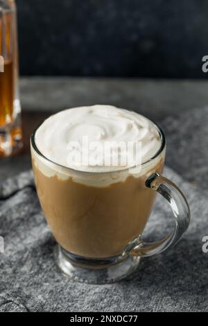 Erfrischender Irish Coffee Cocktail mit Schlagsahne Stockfoto