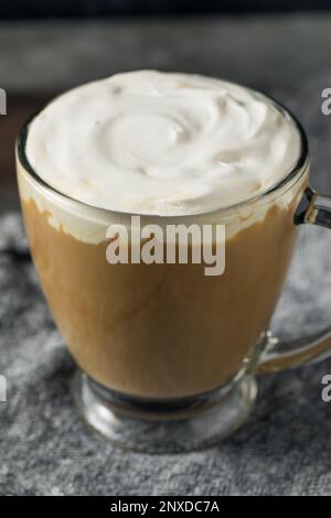 Erfrischender Irish Coffee Cocktail mit Schlagsahne Stockfoto