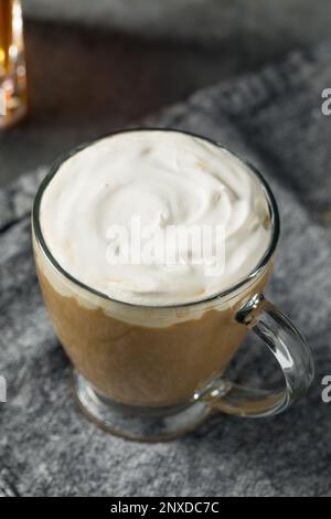 Erfrischender Irish Coffee Cocktail mit Schlagsahne Stockfoto