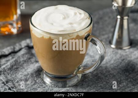 Erfrischender Irish Coffee Cocktail mit Schlagsahne Stockfoto