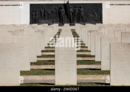 Canakkale, Türkei, 26. September 2021: Eines der Denkmäler und Friedhöfe des türkischen Armee-Märtyrers in Gelibolu, Canakkale (Akbaş Şehitliği) Stockfoto