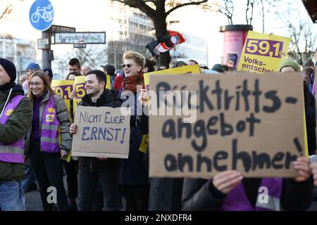 Berlin, Deutschland. 01. März 2023. Die Aktivisten der Initiative "Enteignungsgesellschaft Deutsche Wohnen & Co." stehen vor dem Kurt Schumacher Haus in der Müllerstraße, während das staatliche Exekutivkomitee im Parteihauptquartier der SPD zusammentritt. Die Parteiführung soll eine große Koalition mit der CDU anstreben. Kredit: Jörg Carstensen/dpa/Alamy Live News Stockfoto