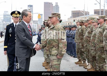 Gouverneur Brian Kemp und die USA Generalmajor Tom Carden, Adjutant General of Georgia, und Oberst Chris Wright, Georgia Department of Public Safety Commissioner, prüfen eine Zusammenstellung von Soldaten, Flugzeugen, Georgia State Patrol Officers und Georgia State Defense Force Freiwilligen am 12. Januar 2023 im Georgia State Convocation Center bei Atlanta, Georgia. Stockfoto