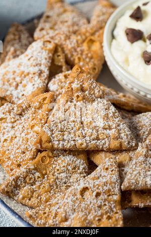 Hausgemachte Cannoli Chips mit Ricotta Dip und Schokoladenchips Stockfoto