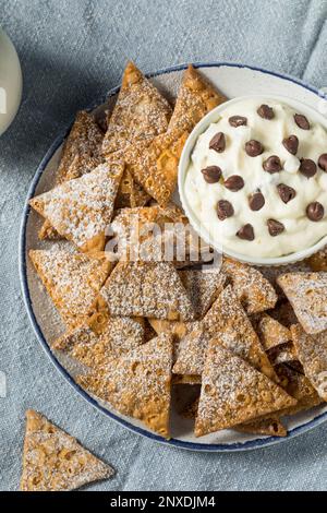 Hausgemachte Cannoli Chips mit Ricotta Dip und Schokoladenchips Stockfoto