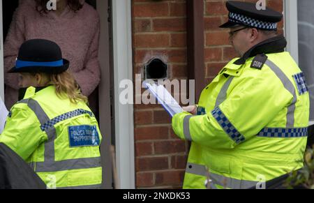 Brighton, East Sussex, Großbritannien. 1. März 2023 Nach der Verhaftung von Constance Marten und Mark Gordon, die im Januar zusammen mit dem Neugeborenen Martens verschwanden, Gemeinsam mit den Beamten von Sussex und der Londoner Metropolitan Police wurde die Suche nach Strauchland und Zuteilungen in der Nähe der Stanmer Villas, in denen das Paar inhaftiert wurde, fortgesetzt. Detective Superintendent Lewis Basford von der Metropolitan Police (abgebildet), berichtet, dass die Leiche eines Babys im Suchgebiet gefunden wurde. Kredit: Alan Fraser/Alamy Live News Stockfoto