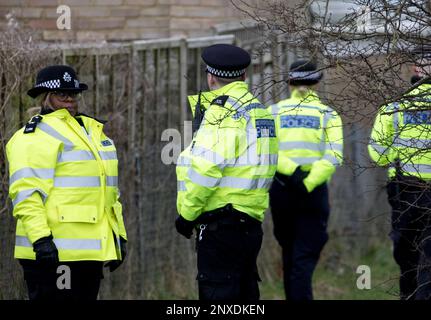 Brighton, East Sussex, Großbritannien. 1. März 2023 Nach der Verhaftung von Constance Marten und Mark Gordon, die im Januar zusammen mit dem Neugeborenen Martens verschwanden, Gemeinsam mit den Beamten von Sussex und der Londoner Metropolitan Police wurde die Suche nach Strauchland und Zuteilungen in der Nähe der Stanmer Villas, in denen das Paar inhaftiert wurde, fortgesetzt. Detective Superintendent Lewis Basford von der Metropolitan Police hat berichtet, dass die Leiche eines Babys im Suchgebiet gefunden wurde. Kredit: Alan Fraser/Alamy Live News Stockfoto