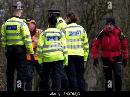 Brighton, East Sussex, Großbritannien. 1. März 2023 Nach der Verhaftung von Constance Marten und Mark Gordon, die im Januar zusammen mit dem Neugeborenen Martens verschwanden, Gemeinsam mit den Beamten von Sussex und der Londoner Metropolitan Police wurde die Suche nach Strauchland und Zuteilungen in der Nähe der Stanmer Villas, in denen das Paar inhaftiert wurde, fortgesetzt. Detective Superintendent Lewis Basford von der Metropolitan Police hat berichtet, dass die Leiche eines Babys im Suchgebiet gefunden wurde. Kredit: Alan Fraser/Alamy Live News Stockfoto