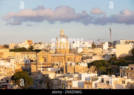 Kalkara, Malta - 13. November 2022: Blick auf Wohnhäuser mit der Kirche Saint Joseph von Birgu Stockfoto