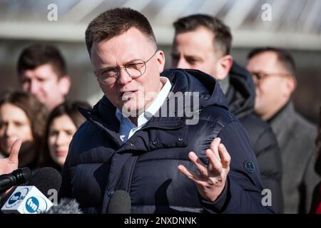 Warschau, Polen. 01. März 2023. Szymon Holownia, Anführer der politischen Partei Polska 2050 (Polen 2050) während der Pressekonferenz. Während einer Pressekonferenz in Warschau gaben die Führer der Polska-2050-Partei (Polen 2050) - Szymon Holownia und der PSL (Polnische Volkspartei) - Wladyslaw Kosiniak-Kamysz einen gemeinsamen Start bei den Parlamentswahlen im Herbst bekannt und stellten ihr Programm namens "Gemeinsame Liste der Angelegenheiten" (Wspolna Lista Spraw) vor. Kredit: SOPA Images Limited/Alamy Live News Stockfoto