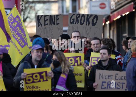 Berlin, Deutschland. 01. März 2023. Die Aktivisten der Initiative "Enteignungsgesellschaft Deutsche Wohnen & Co." stehen vor dem Kurt Schumacher Haus in der Müllerstraße, während das staatliche Exekutivkomitee im Parteihauptquartier der SPD zusammentritt. Die Parteiführung soll eine große Koalition mit der CDU anstreben. Kredit: Jörg Carstensen/dpa/Alamy Live News Stockfoto