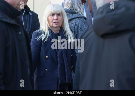 Berlin, Deutschland. 01. März 2023. Iris Spranger (SPD), Berlins Innensenatorin, trifft im Parteihauptquartier der SPD ein, wo sich der Vorstand des Staates trifft, im Kurt Schumacher Haus in der Müllerstraße. Die Parteiführung soll eine große Koalition mit der CDU anstreben. Kredit: Jörg Carstensen/dpa/Alamy Live News Stockfoto