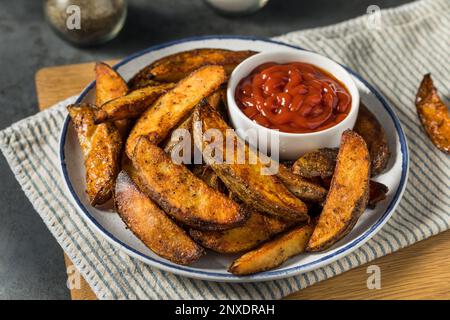 Hausgemachte Pommes frites mit Kartoffelkeil und Ketchup Stockfoto