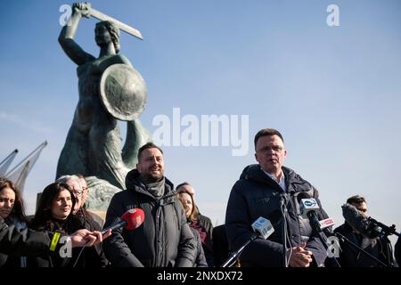 Warschau, Polen. 01. März 2023. Wladyslaw Kosiniak-Kamysz (L) und Szymon Holownia (R) sind während der Pressekonferenz zu sehen. Während einer Pressekonferenz in Warschau gaben die Führer der Polska-2050-Partei (Polen 2050) - Szymon Holownia und der PSL (Polnische Volkspartei) - Wladyslaw Kosiniak-Kamysz einen gemeinsamen Start bei den Parlamentswahlen im Herbst bekannt und stellten ihr Programm namens "Gemeinsame Liste der Angelegenheiten" (Wspolna Lista Spraw) vor. (Foto: Attila Husejnow/SOPA Images/Sipa USA) Guthaben: SIPA USA/Alamy Live News Stockfoto