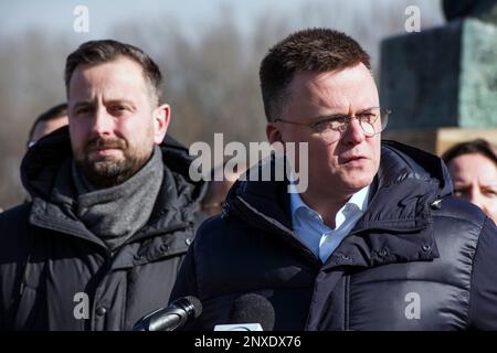 Warschau, Polen. 01. März 2023. Wladyslaw Kosiniak-Kamysz (L) und Szymon Holownia (R) sind während der Pressekonferenz zu sehen. Während einer Pressekonferenz in Warschau gaben die Führer der Polska-2050-Partei (Polen 2050) - Szymon Holownia und der PSL (Polnische Volkspartei) - Wladyslaw Kosiniak-Kamysz einen gemeinsamen Start bei den Parlamentswahlen im Herbst bekannt und stellten ihr Programm namens "Gemeinsame Liste der Angelegenheiten" (Wspolna Lista Spraw) vor. (Foto: Attila Husejnow/SOPA Images/Sipa USA) Guthaben: SIPA USA/Alamy Live News Stockfoto