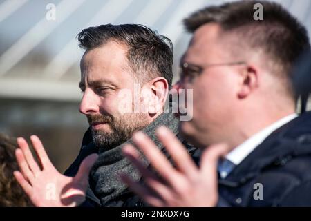 Warschau, Polen. 01. März 2023. Wladyslaw Kosiniak-Kamysz (L) und Szymon Holownia (R) sind während der Pressekonferenz zu sehen. Während einer Pressekonferenz in Warschau gaben die Führer der Polska-2050-Partei (Polen 2050) - Szymon Holownia und der PSL (Polnische Volkspartei) - Wladyslaw Kosiniak-Kamysz einen gemeinsamen Start bei den Parlamentswahlen im Herbst bekannt und stellten ihr Programm namens "Gemeinsame Liste der Angelegenheiten" (Wspolna Lista Spraw) vor. (Foto: Attila Husejnow/SOPA Images/Sipa USA) Guthaben: SIPA USA/Alamy Live News Stockfoto