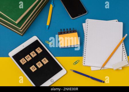 Arbeits- und Studienhintergrund mit Hilfe eines ChatGPT-bot. Wörter in Holzbuchstaben. Tischansicht mit freiem Notizbuchbereich. Chat-GPT zum Arbeiten und Erstellen. Ukraine, Kiew - 21. Februar 2023 Stockfoto