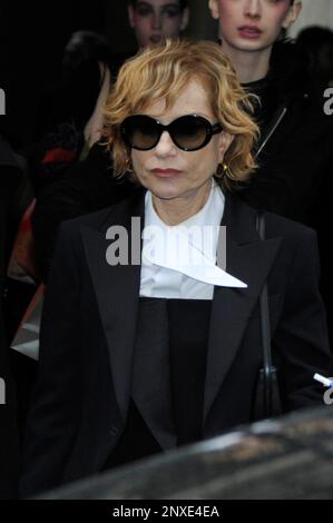 MAILAND, ITALIEN - 26. FEBRUAR: Isabelle Huppert wird bei der Modenschau Giorgio Armani während der Mailänder Fashion Week Frauenbekleidung Herbst/Winte gesehen Stockfoto