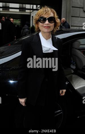 MAILAND, ITALIEN - 26. FEBRUAR: Isabelle Huppert wird bei der Modenschau Giorgio Armani während der Mailänder Fashion Week Frauenbekleidung Herbst/Winte gesehen Stockfoto