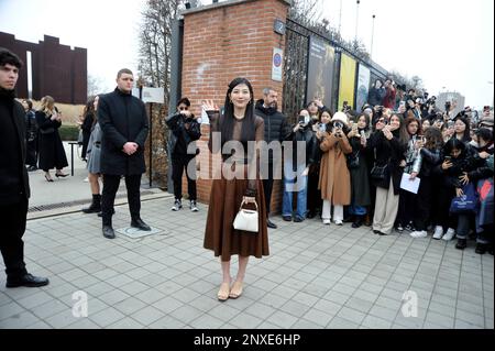 MAILAND, ITALIEN - 24. FEBRUAR: Joy trifft während der Mailänder Fashion Week Frauenbekleidung Herbst/Winter 2023/2024 auf der Todd's Fashion Show ein Stockfoto