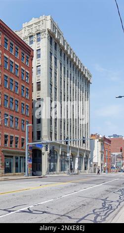 Pittsburgh Downtown: 412 Boulevard of the Allies, ist ein mittelhohes Bürogebäude im gotischen Stil aus Stein und Ziegeln, das sich nun im Besitz der Stadt befindet. Stockfoto