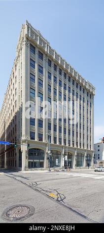 Pittsburgh Downtown: 412 Boulevard of the Allies, ist ein mittelhohes Bürogebäude im gotischen Stil aus Stein und Ziegeln, das sich nun im Besitz der Stadt befindet. Stockfoto