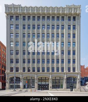 Pittsburgh Downtown: 412 Boulevard of the Allies, ist ein mittelhohes Bürogebäude im gotischen Stil aus Stein und Ziegeln, das sich nun im Besitz der Stadt befindet. Stockfoto