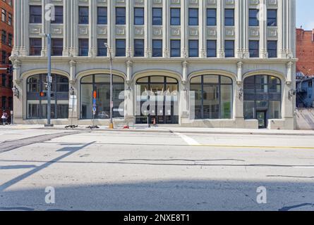 Pittsburgh Downtown: 412 Boulevard of the Allies, ist ein mittelhohes Bürogebäude im gotischen Stil aus Stein und Ziegeln, das sich nun im Besitz der Stadt befindet. Stockfoto