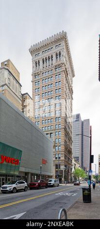 Pittsburgh Downtown: Wahrzeichen des Arrott Building, ein früher Backstein- und Terrakotta-Wolkenkratzer, der jetzt zum Industrialist Hotel umgebaut wurde. Stockfoto