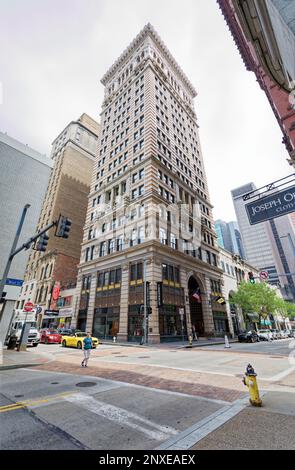 Pittsburgh Downtown: Wahrzeichen des Arrott Building, ein früher Backstein- und Terrakotta-Wolkenkratzer, der jetzt zum Industrialist Hotel umgebaut wurde. Stockfoto