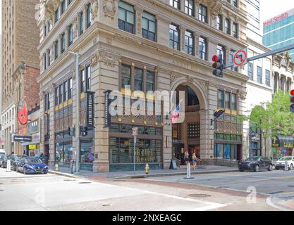 Pittsburgh Downtown: Wahrzeichen des Arrott Building, ein früher Backstein- und Terrakotta-Wolkenkratzer, der jetzt zum Industrialist Hotel umgebaut wurde. Stockfoto