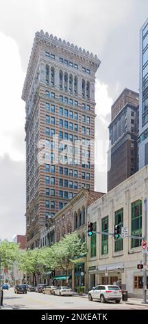 Pittsburgh Downtown: Wahrzeichen des Arrott Building, ein früher Backstein- und Terrakotta-Wolkenkratzer, der jetzt zum Industrialist Hotel umgebaut wurde. Stockfoto