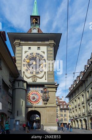 Bern, Schweiz - April 16. 2022: Das historische Zytglogge, ein rekonstruierter Uhrenturm, im historischen Stadtzentrum Stockfoto