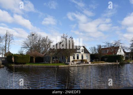 Broek in Waterland, Niederlande. Februar 2023. Die Kanäle und antiken Holzhäuser in Broek in Waterland. Hochwertiges Foto Stockfoto