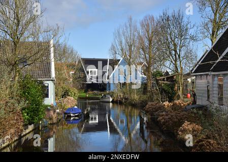 Broek in Waterland, Niederlande. Februar 2023. Die Kanäle und antiken Holzhäuser in Broek in Waterland. Hochwertiges Foto Stockfoto