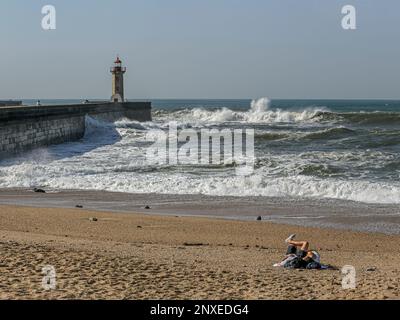 Porto, Portugal - 20. Oktober 2014: Carneiro Beach neben dem Wellenbrecher und Leuchtturm von Felgueiras, an der Mündung des Douro River, um einen jungen Menschen zu sehen Stockfoto